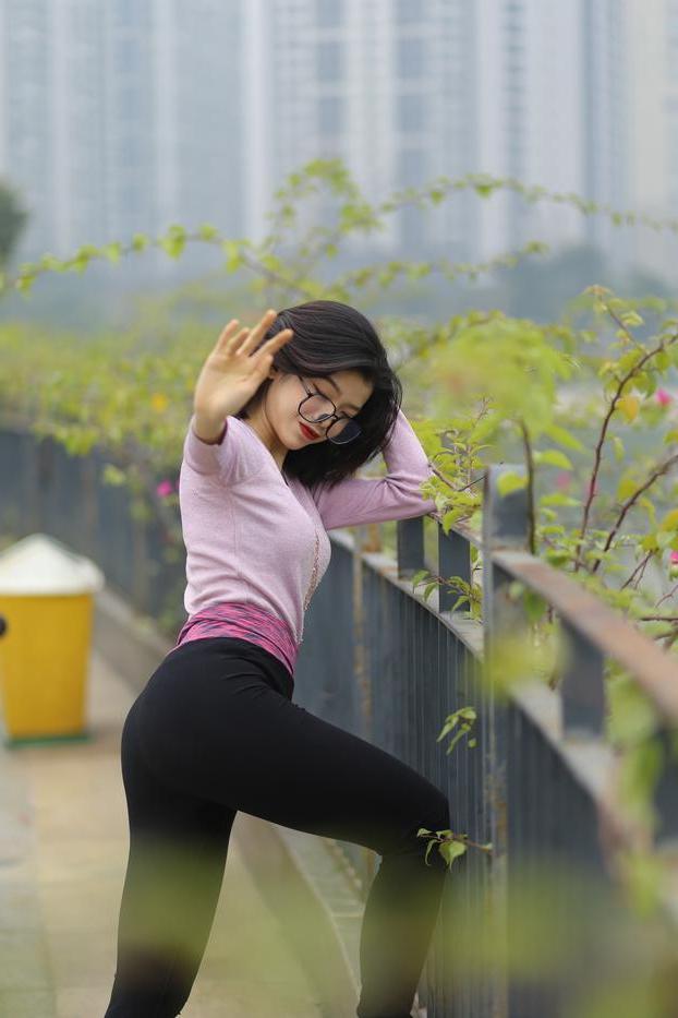 20P メガネをかけた小柄なアジア系美女イレーナが素敵な衣装を着て外でポーズをとる