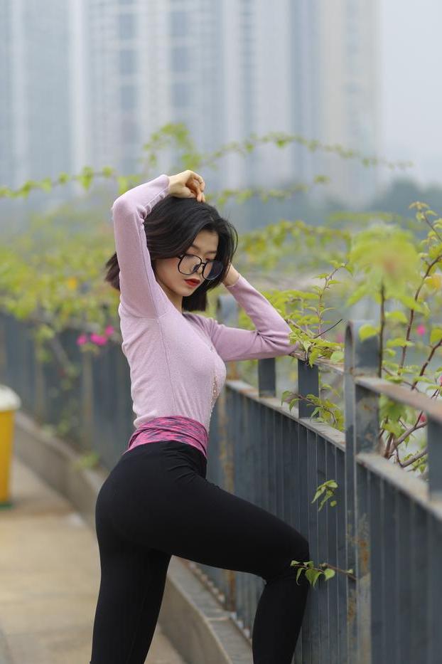 20P メガネをかけた小柄なアジア系美女イレーナが素敵な衣装を着て外でポーズをとる