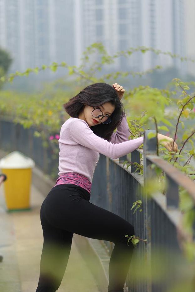 20P メガネをかけた小柄なアジア系美女イレーナが素敵な衣装を着て外でポーズをとる