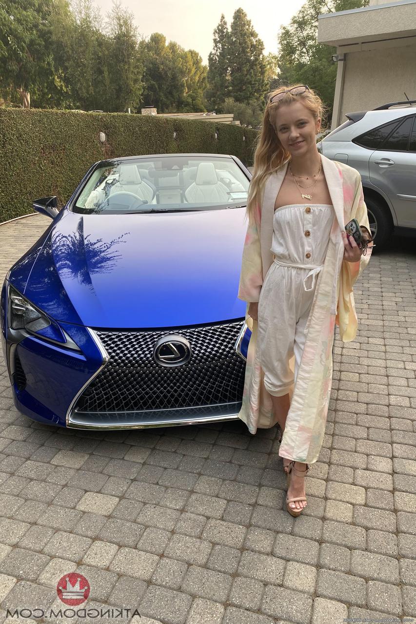 20P Petite slim adolescente Riley Star expõe os lábios de sua buceta e seu cu raspado