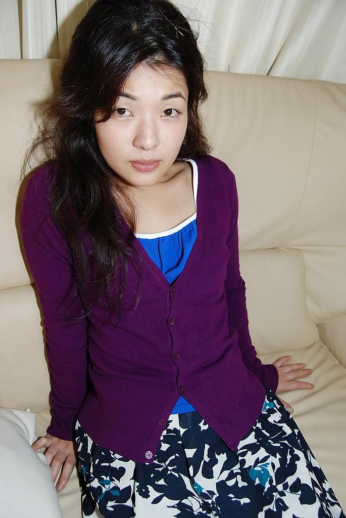 16P Masturbando-se asiática milf Yuko Goto é flagrada pela câmera em close-up