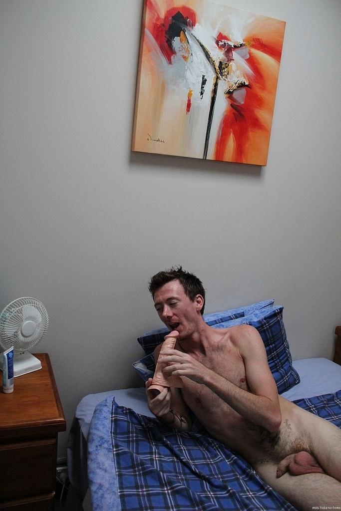 20P Jersey Holepunch, amateur gay mignon, dévoile sa queue et l'attrape pour se masturber