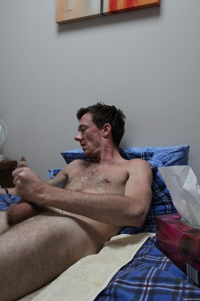 20P Jersey Holepunch, amateur gay mignon, dévoile sa queue et l'attrape pour se masturber