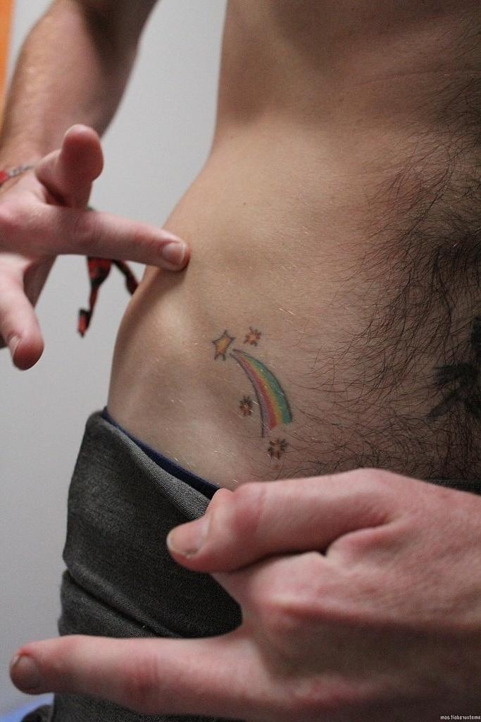20P Jersey Holepunch, amateur gay mignon, dévoile sa queue et l'attrape pour se masturber