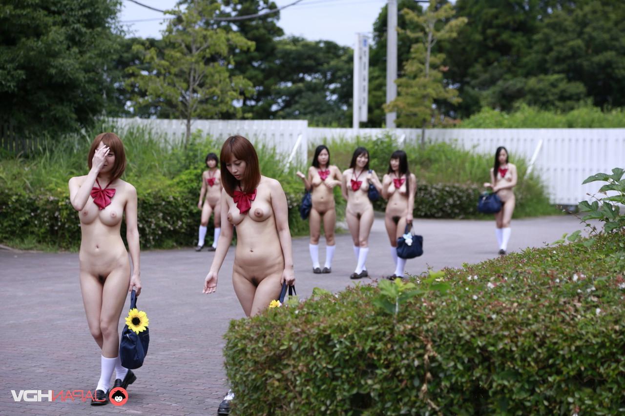 15P Eine Gruppe japanischer Mädchen posiert nackt in weißen Socken auf einem Feld