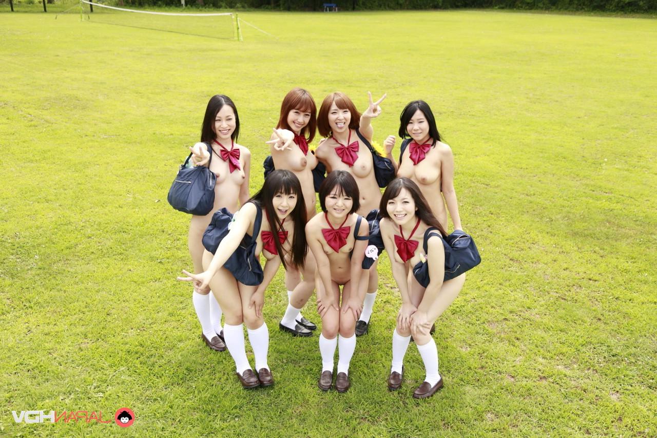 15P Eine Gruppe japanischer Mädchen posiert nackt in weißen Socken auf einem Feld