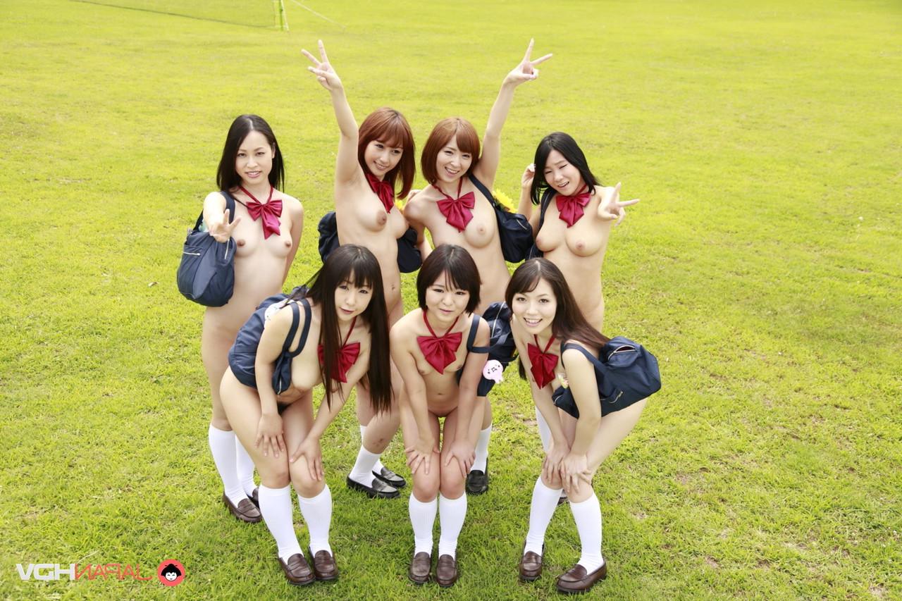 15P Eine Gruppe japanischer Mädchen posiert nackt in weißen Socken auf einem Feld