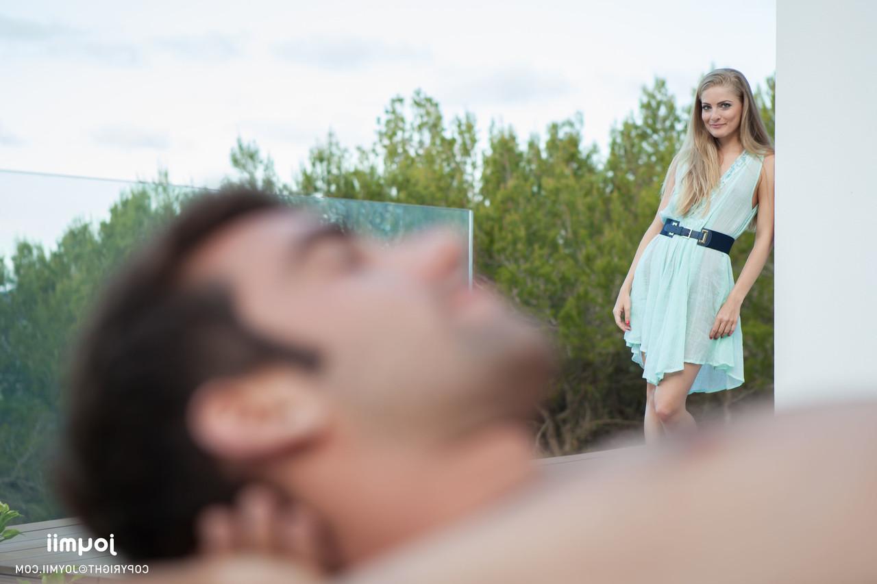 20P La dulce joven rubia Anna P seduce a su hermanastro y monta su polla al aire libre