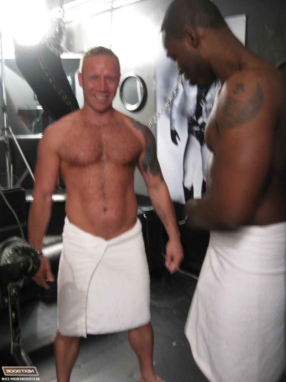 20P Os gays excêntricos Troy Punk e Nubius tomam banho antes de desfrutar de sexo infravermelho em um colchão