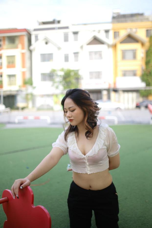 20P Attractive Asian babe Ekatarina posing in her sexy top and pants outdoors