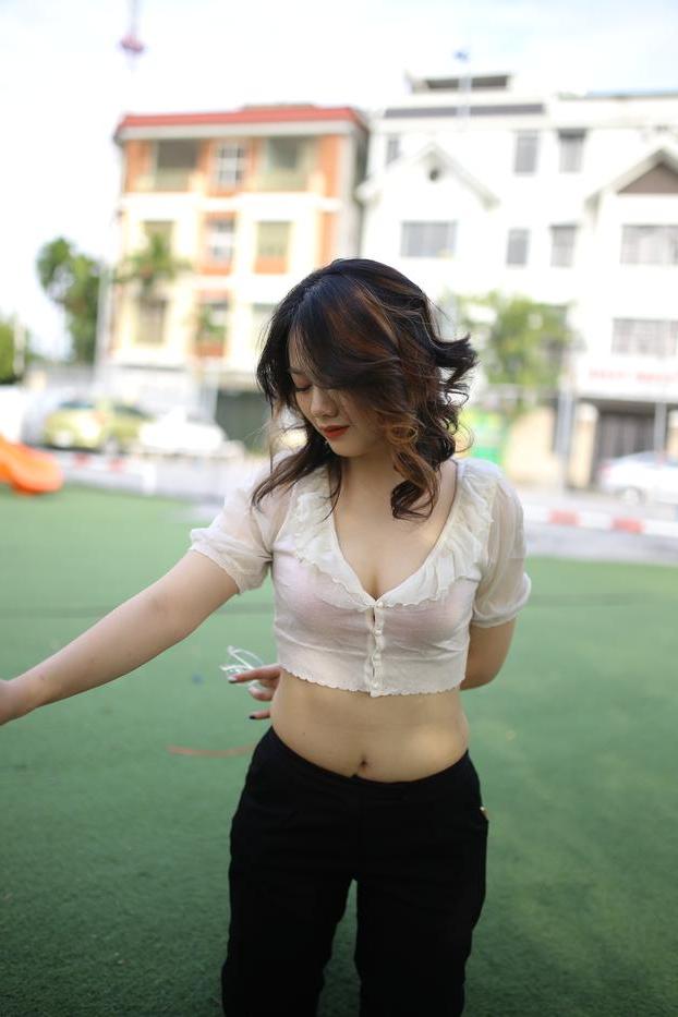20P Attractive Asian babe Ekatarina posing in her sexy top and pants outdoors