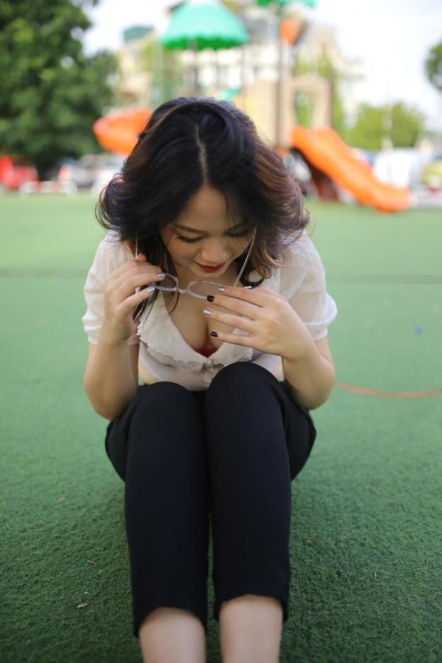 20P Attractive Asian babe Ekatarina posing in her sexy top and pants outdoors