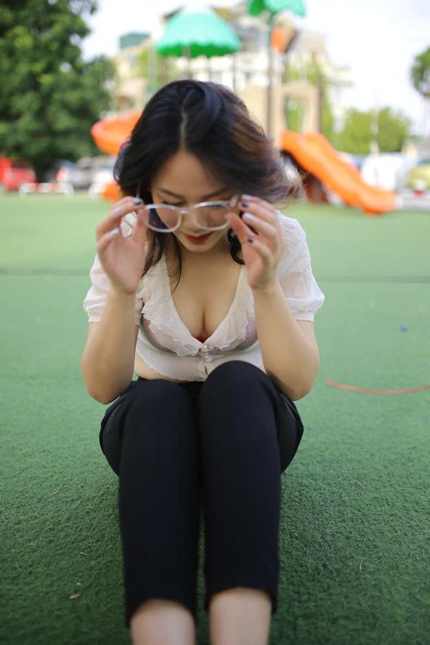 20P Attractive Asian babe Ekatarina posing in her sexy top and pants outdoors