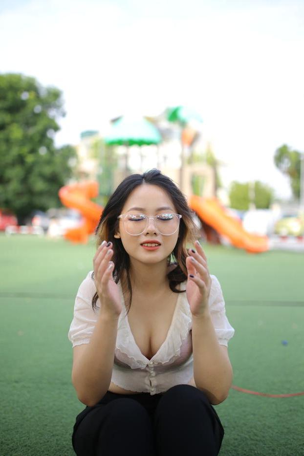 20P Attractive Asian babe Ekatarina posing in her sexy top and pants outdoors