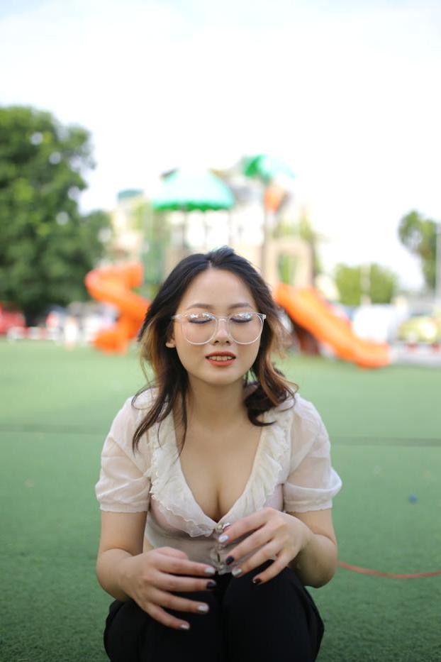 20P Attractive Asian babe Ekatarina posing in her sexy top and pants outdoors