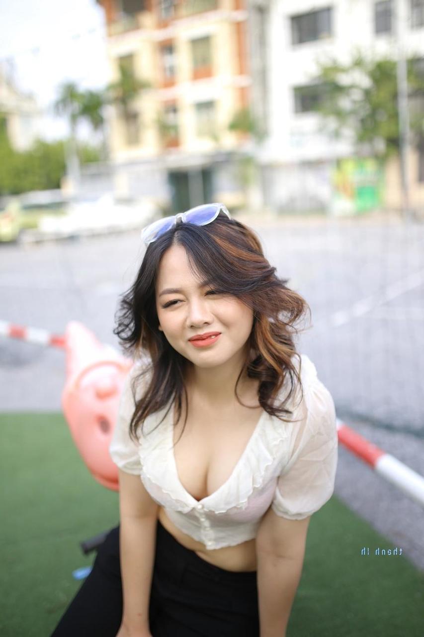 20P Attractive Asian babe Ekatarina posing in her sexy top and pants outdoors