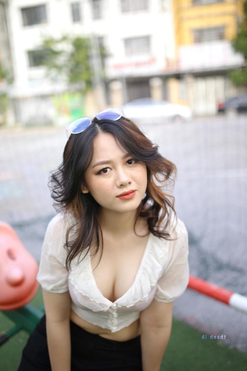 20P Attractive Asian babe Ekatarina posing in her sexy top and pants outdoors