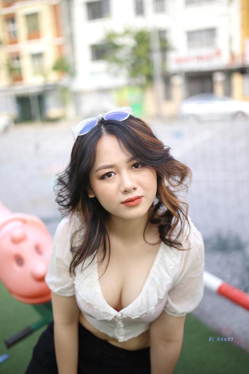 20P Attractive Asian babe Ekatarina posing in her sexy top and pants outdoors