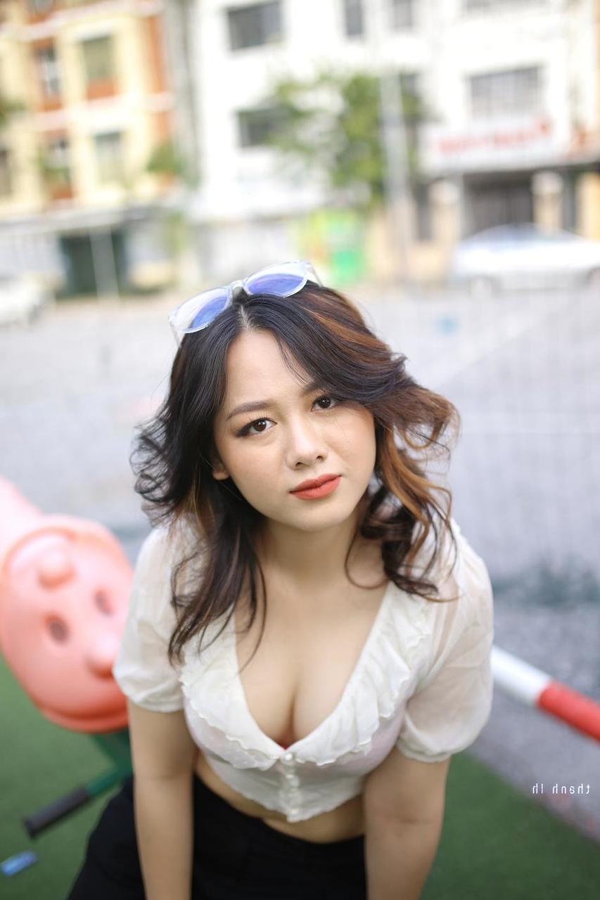 20P Attractive Asian babe Ekatarina posing in her sexy top and pants outdoors