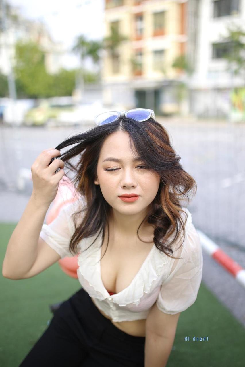20P Attractive Asian babe Ekatarina posing in her sexy top and pants outdoors