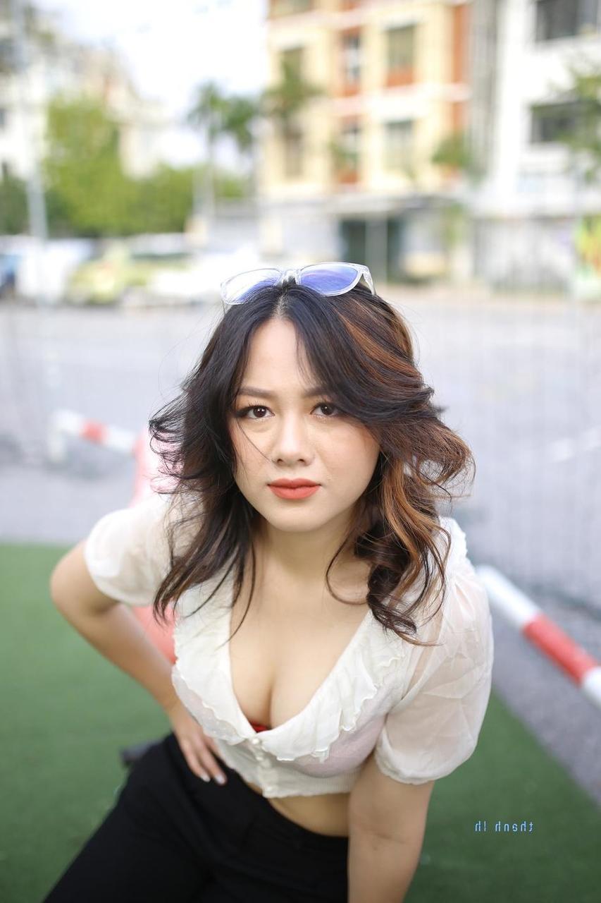20P Attractive Asian babe Ekatarina posing in her sexy top and pants outdoors