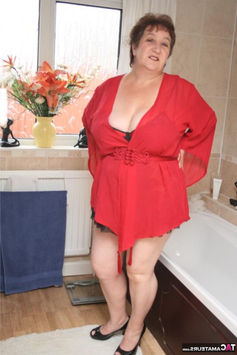 16P A gorda britânica madura Kinky Carol liberta seus peitos enormes de lingerie sexy