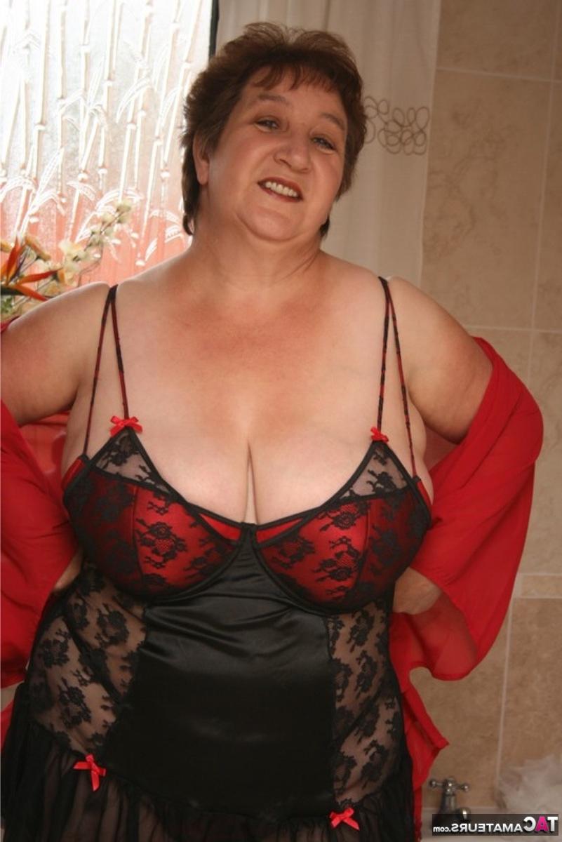 16P A gorda britânica madura Kinky Carol liberta seus peitos enormes de lingerie sexy