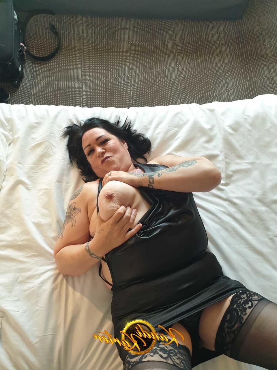 15P Gorda madura em lingerie preta Kandi Karter lambe seus mamilos perfurados
