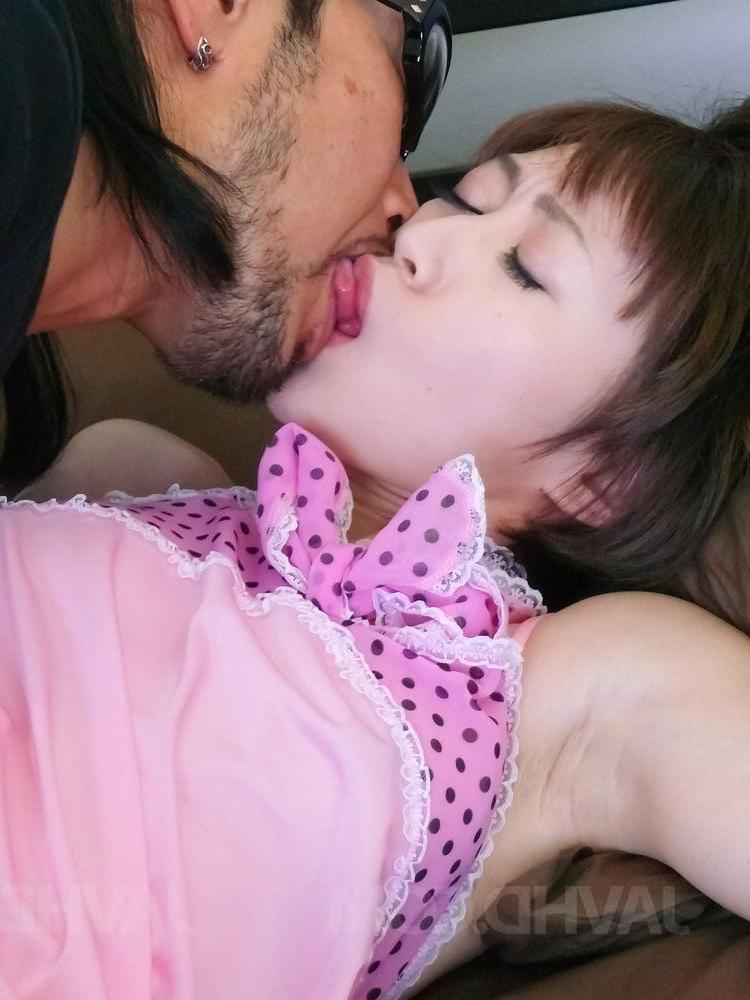 15P Akina Hara, une japonaise aux cheveux courts, joue avec sa chatte en désordre après un rapport sexuel