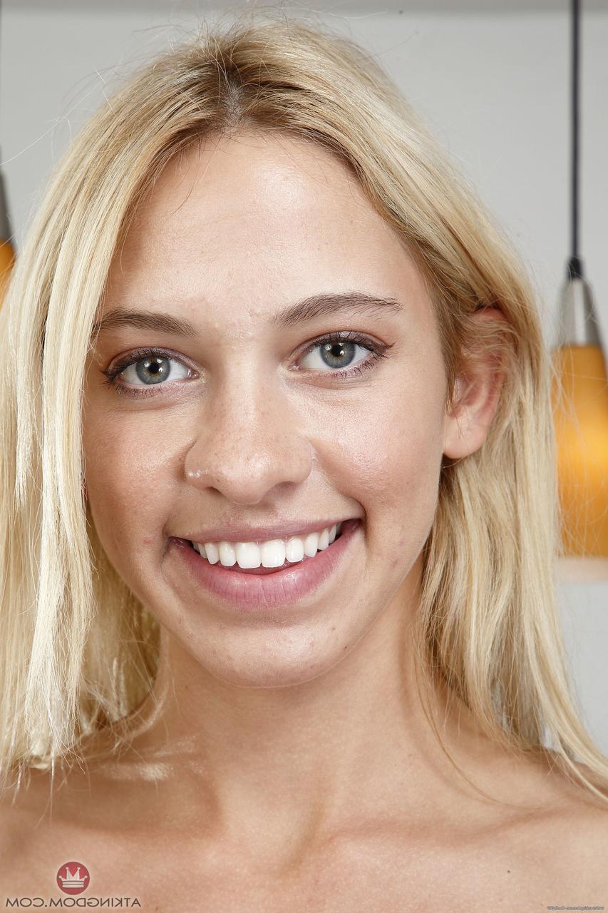 20P La joven rubia pervertida Khloe Kapri muestra su figura delgada y sus agujeros rosados ​​abiertos
