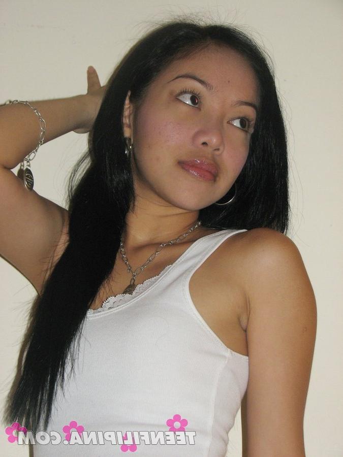 15P Jovem filipina fica completamente nua durante ação solo