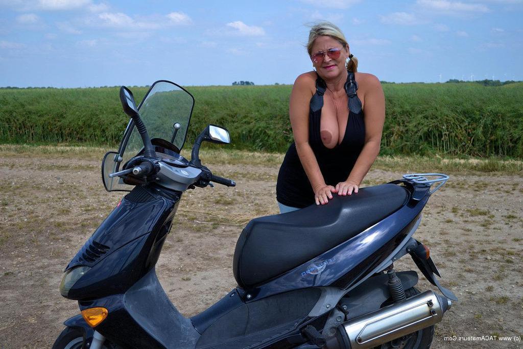 20P A senhora loira mais velha libera seus peitos grandes e sua vulva depois de andar de scooter