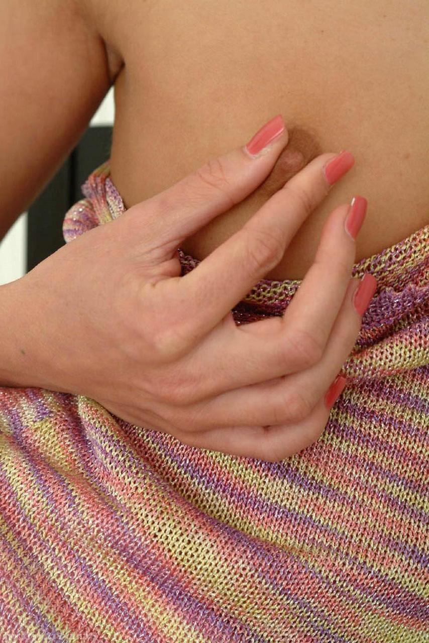 20P A estrela pornô Monika Unco tira a calcinha e mostra sua boceta aparada e bunda grande