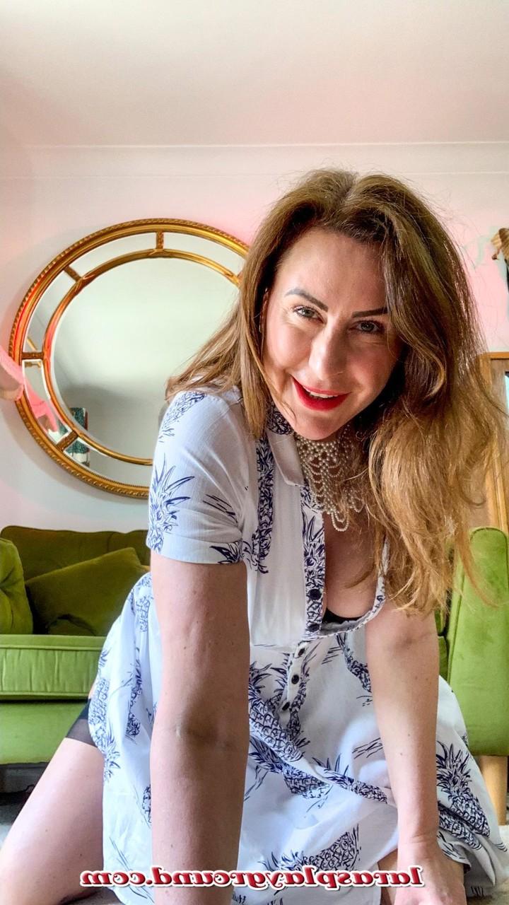 20P La juguetona MILF Lara masturbándose con sus sexys medias de nailon y tacones altos