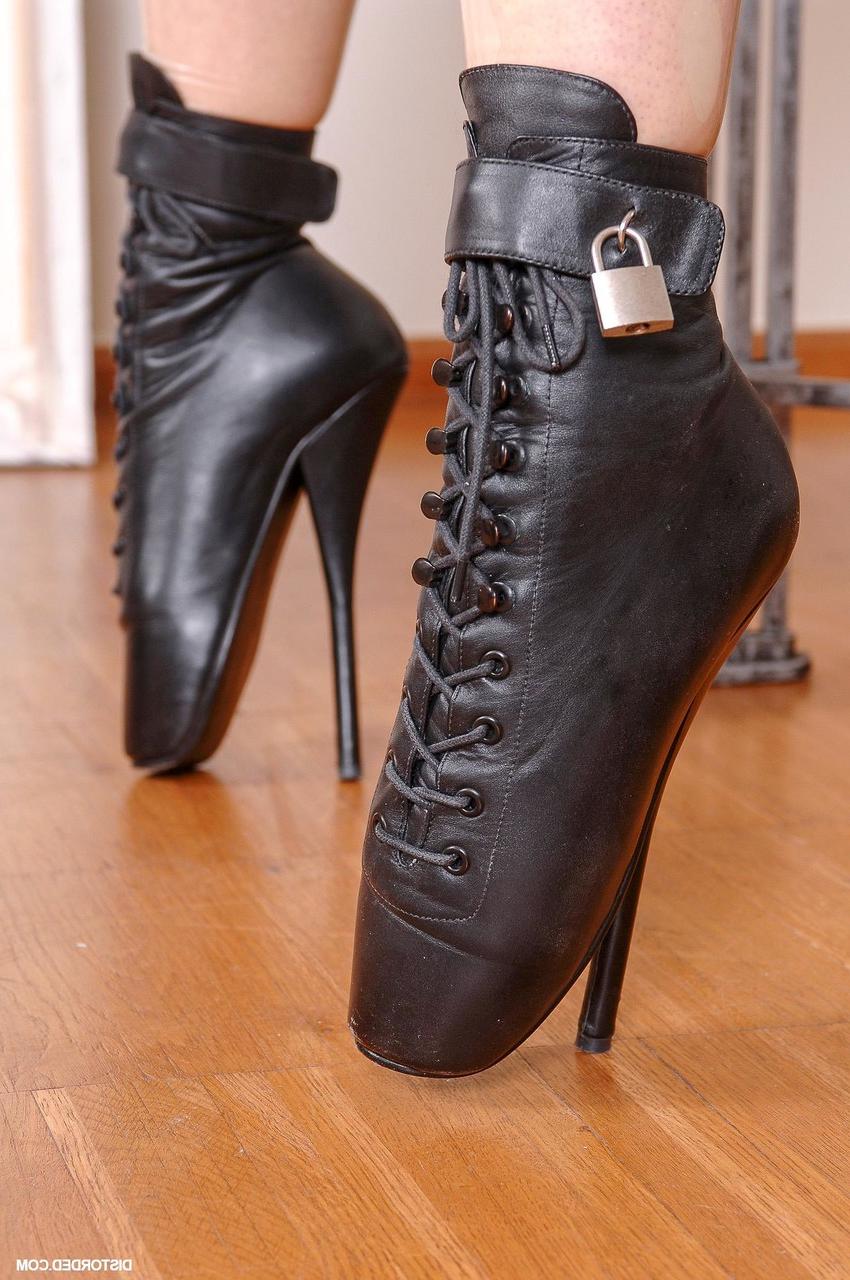 20P Curvy babe Latex Lucy enjoys hardcore sex with a hung BDSM handler