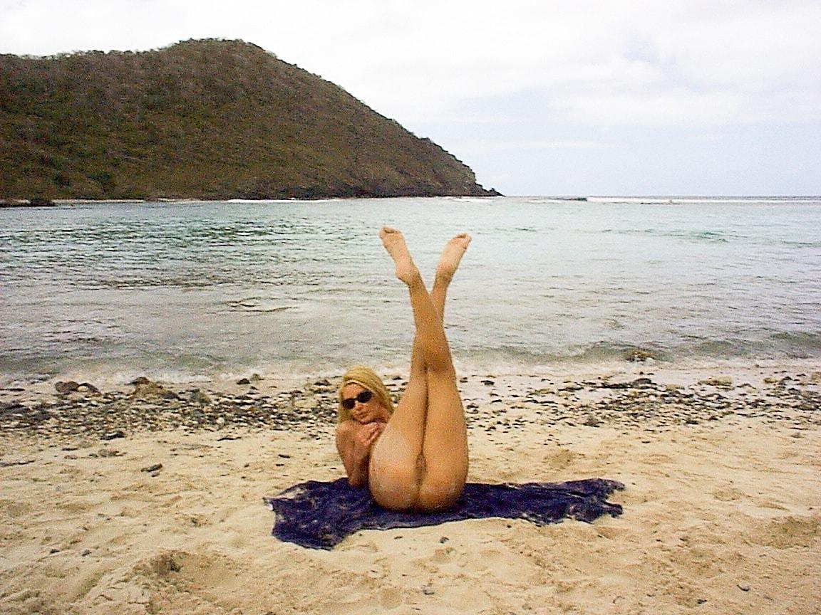 14P MILF with sunglasses Brittany Andrews shows her big ass and tits on the beach