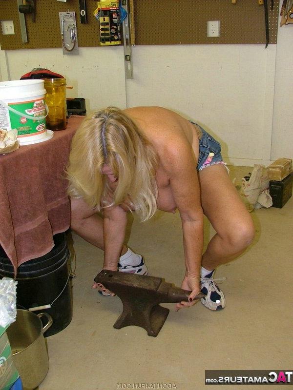 19P Adonna, blonde plus âgée et épaisse, expose ses faux seins dans son atelier.