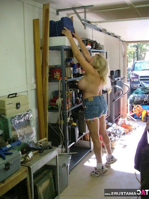 19P Adonna, blonde plus âgée et épaisse, expose ses faux seins dans son atelier.