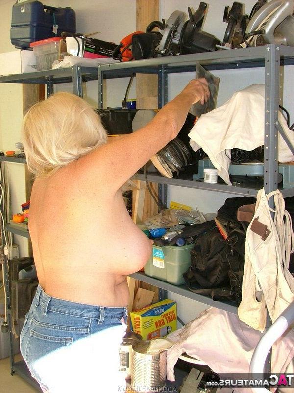 19P Adonna, blonde plus âgée et épaisse, expose ses faux seins dans son atelier.