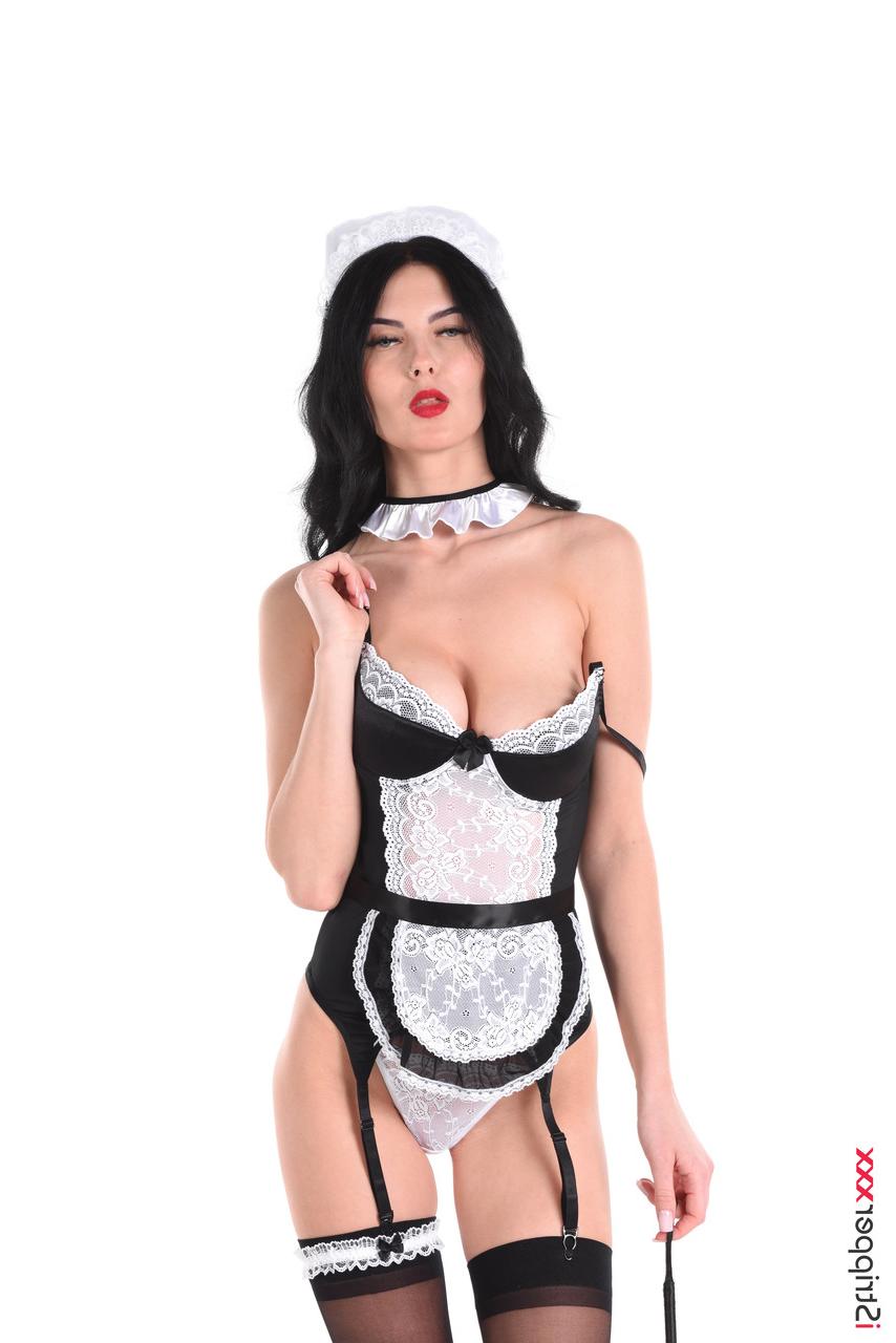 15P A linda empregada morena Simon Kitty coloca um brinquedo sexual em sua fenda apertada