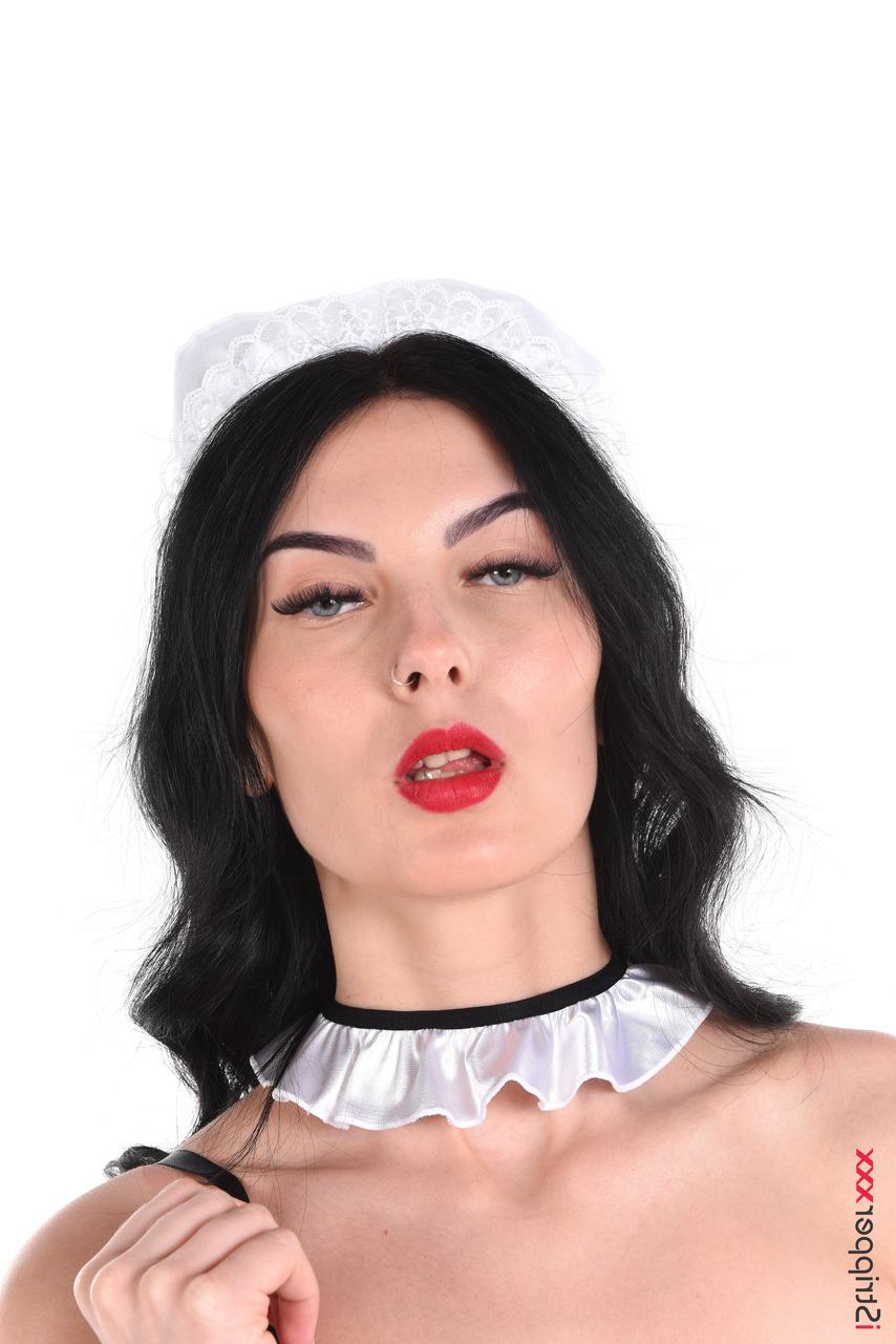 15P A linda empregada morena Simon Kitty coloca um brinquedo sexual em sua fenda apertada
