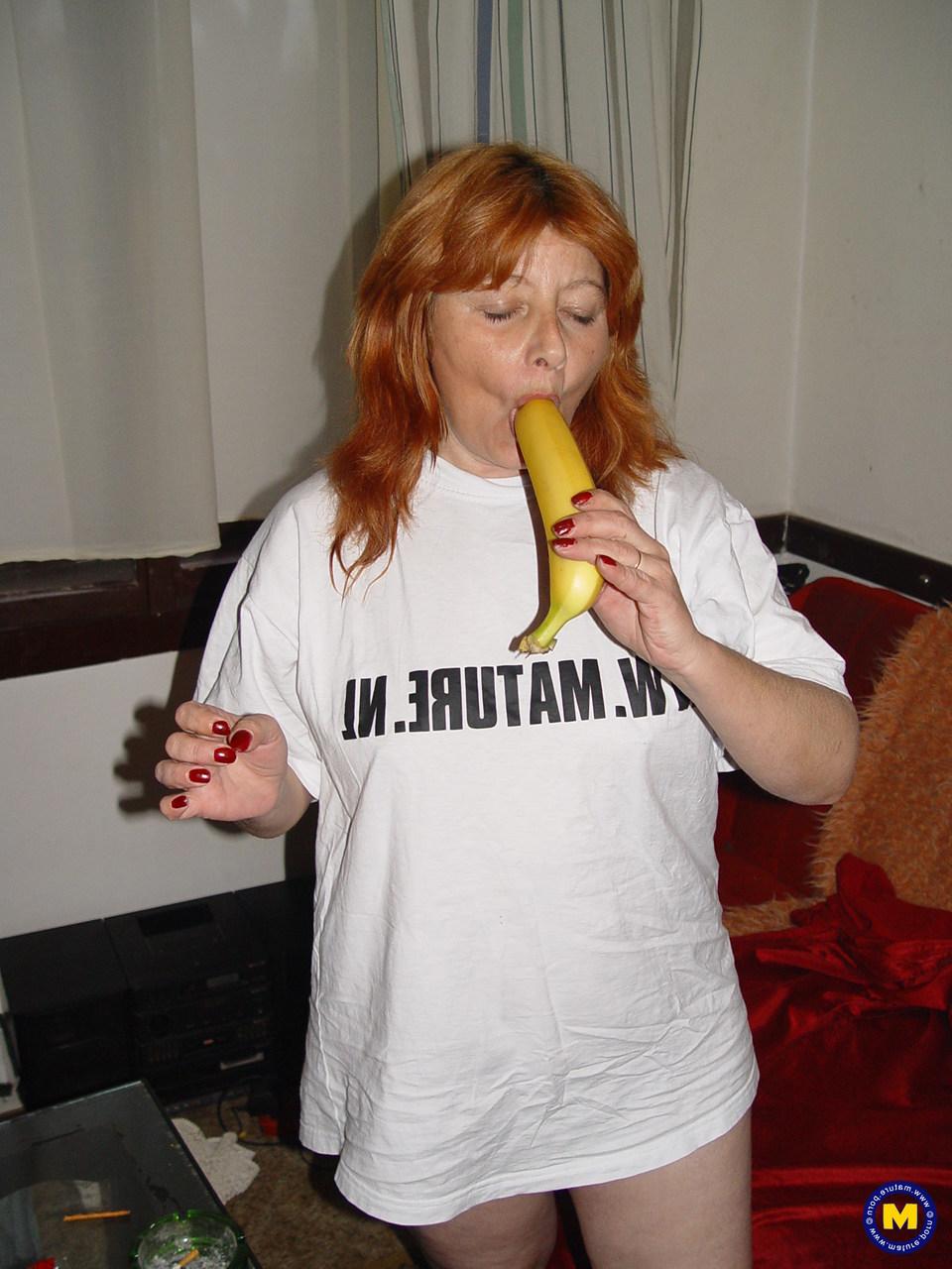 20P Christa gorda e madura se masturba com uma banana e espalha a boceta enquanto faz xixi