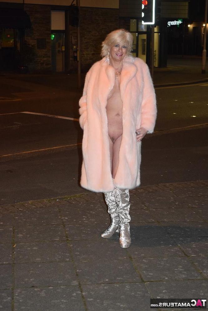 16P A loira madura Dimonty fica nua em uma rua da cidade com botas prateadas