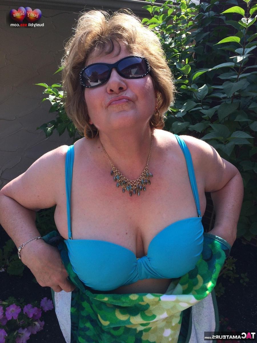 16P Mulher mais velha e gordinha, Busty Bliss, libera seus seios naturais de um biquíni
