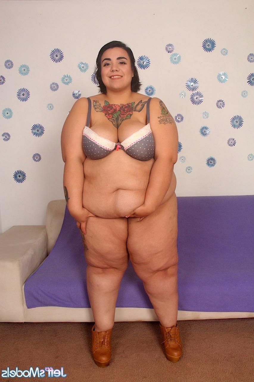20P Die zierliche SSBBW Mia Riley zieht sich aus und masturbiert, bevor sie den Schwanz eines dünnen Kerls reitet