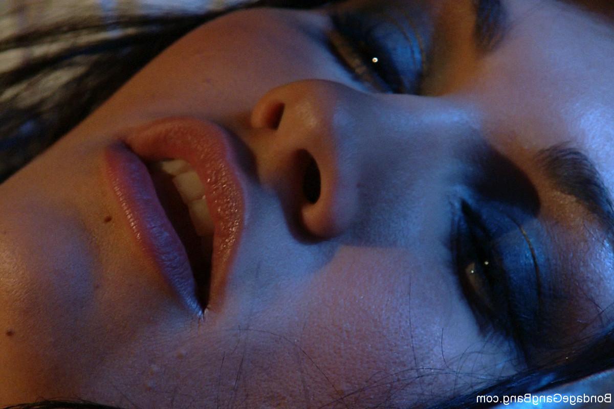 18P A vagabunda de peitos pequenos Jade Indica com mamilos perfurados gosta de BDSM e gangbang