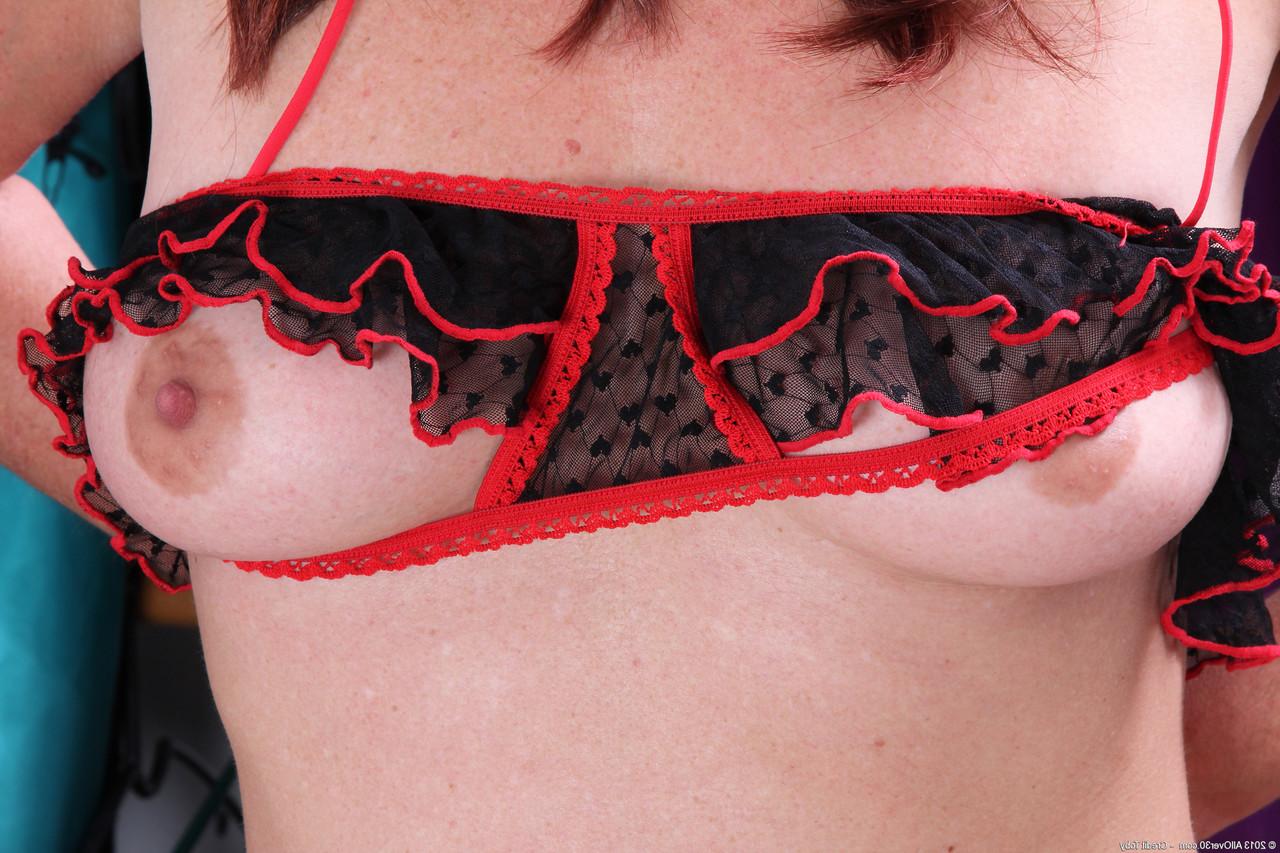20P Die mollige reife Rothaarige Jaden zieht ihre sexy Dessous an und berührt ihre Schamlippen