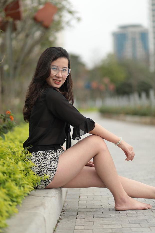 20P Nena asiática descalza hace alarde de sus piernas sexys al aire libre con una minifalda