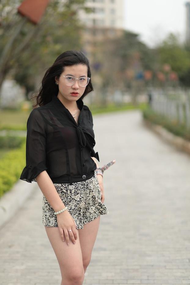 20P Nena asiática descalza hace alarde de sus piernas sexys al aire libre con una minifalda