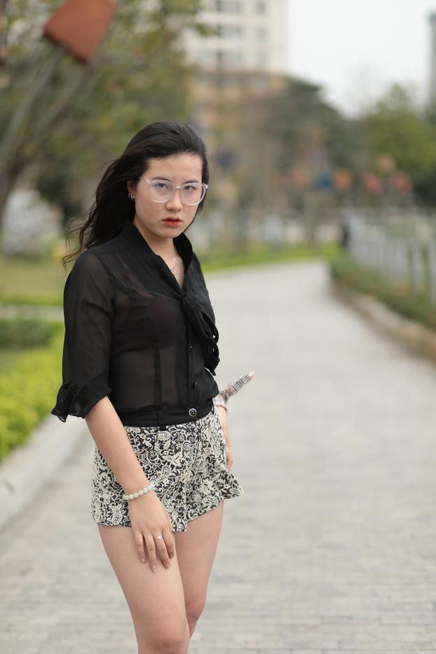 20P Nena asiática descalza hace alarde de sus piernas sexys al aire libre con una minifalda